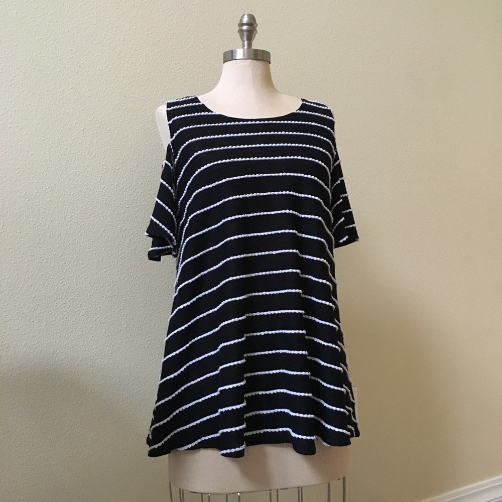 Off the shoulder shirt! BOBEAU